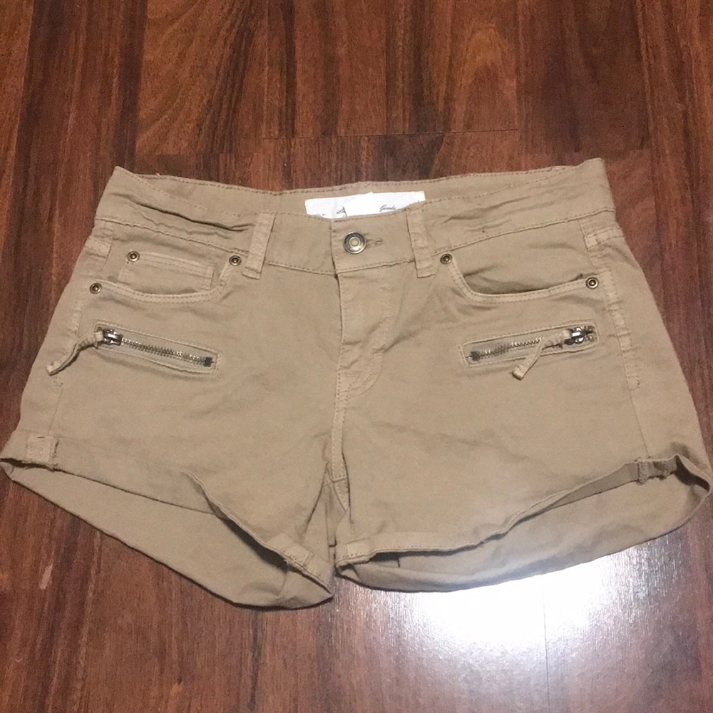 low waisted beige shorts